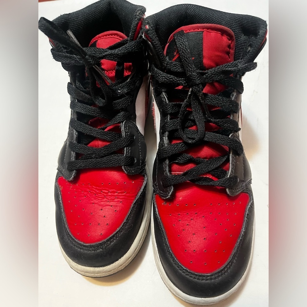 Nike Air Jordan 1 AJ1 Mid GS Bred Toe Black Red Wht Shoes Sz 6Y Women 8 Flaws - Picture 3 of 12